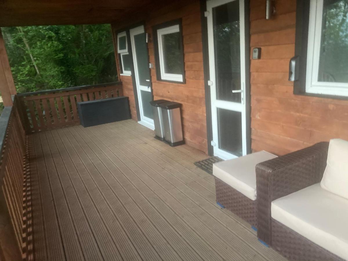 Kabin In The Woods Llandybie Ngoại thất bức ảnh