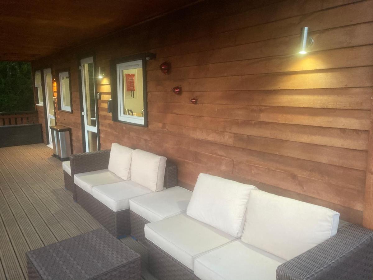 Kabin In The Woods Llandybie Ngoại thất bức ảnh