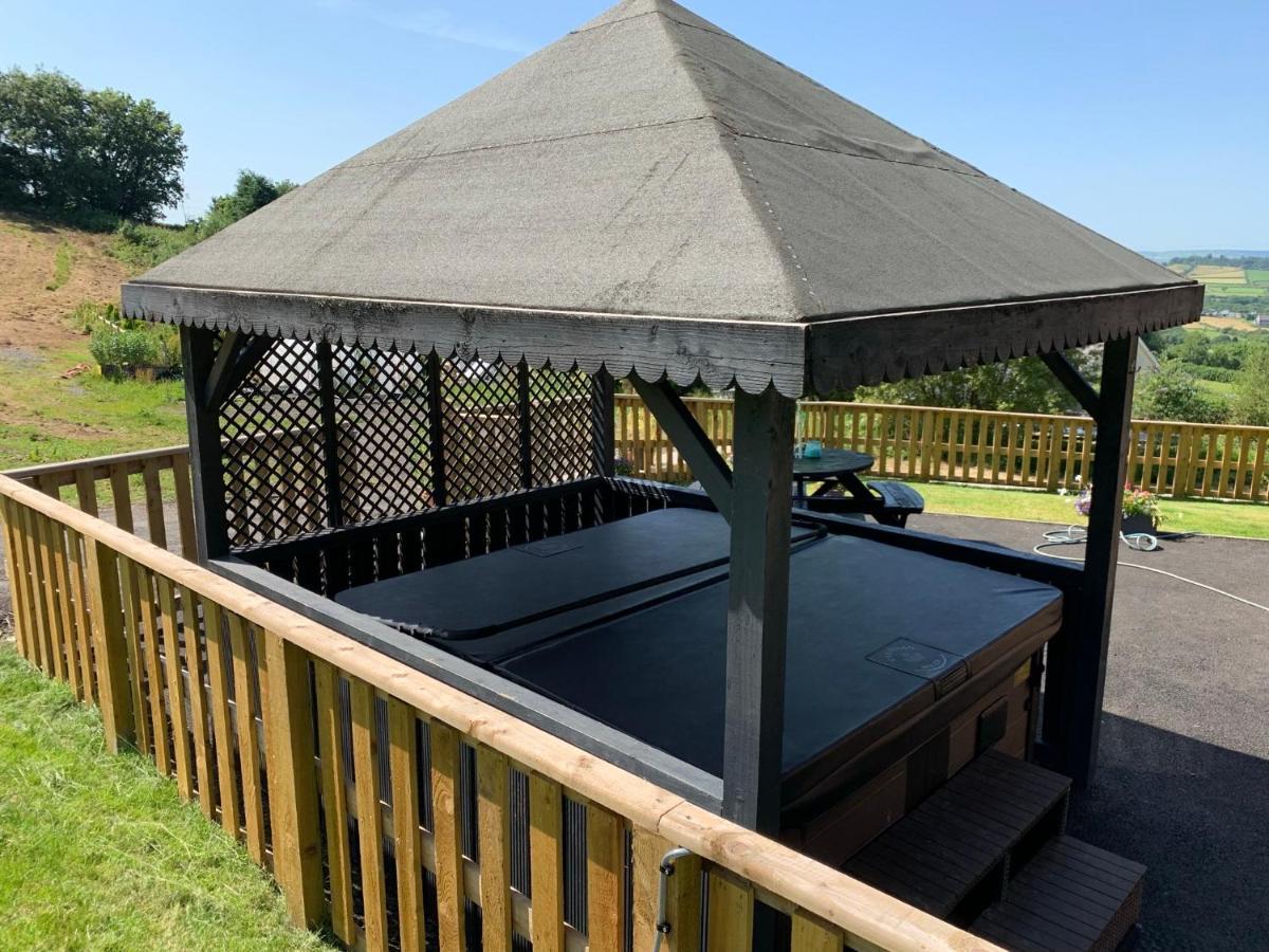 Kabin In The Woods Llandybie Ngoại thất bức ảnh