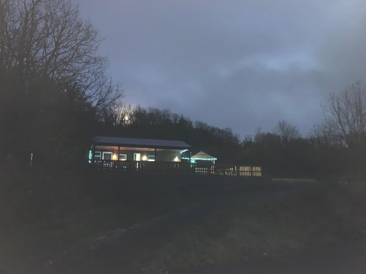 Kabin In The Woods Llandybie Ngoại thất bức ảnh