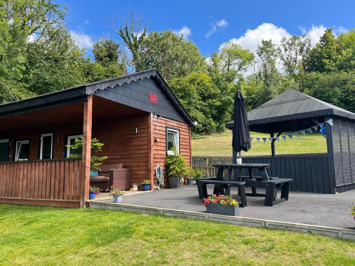 Kabin In The Woods Llandybie Ngoại thất bức ảnh