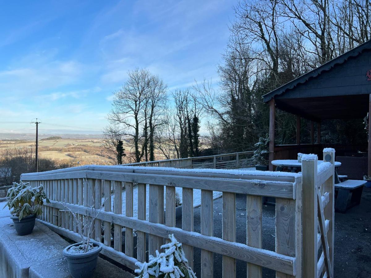 Kabin In The Woods Llandybie Ngoại thất bức ảnh