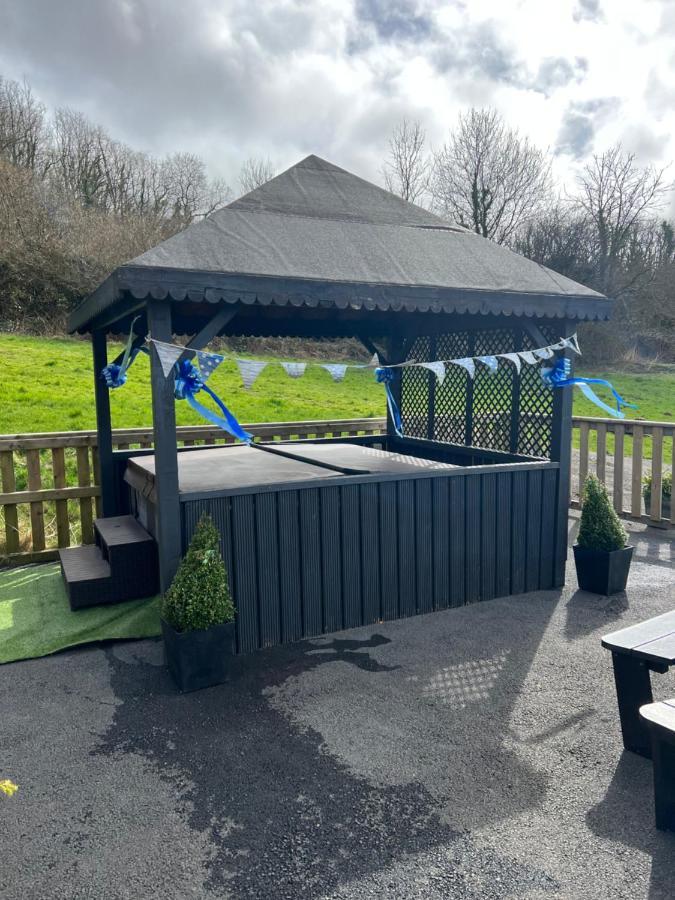 Kabin In The Woods Llandybie Ngoại thất bức ảnh
