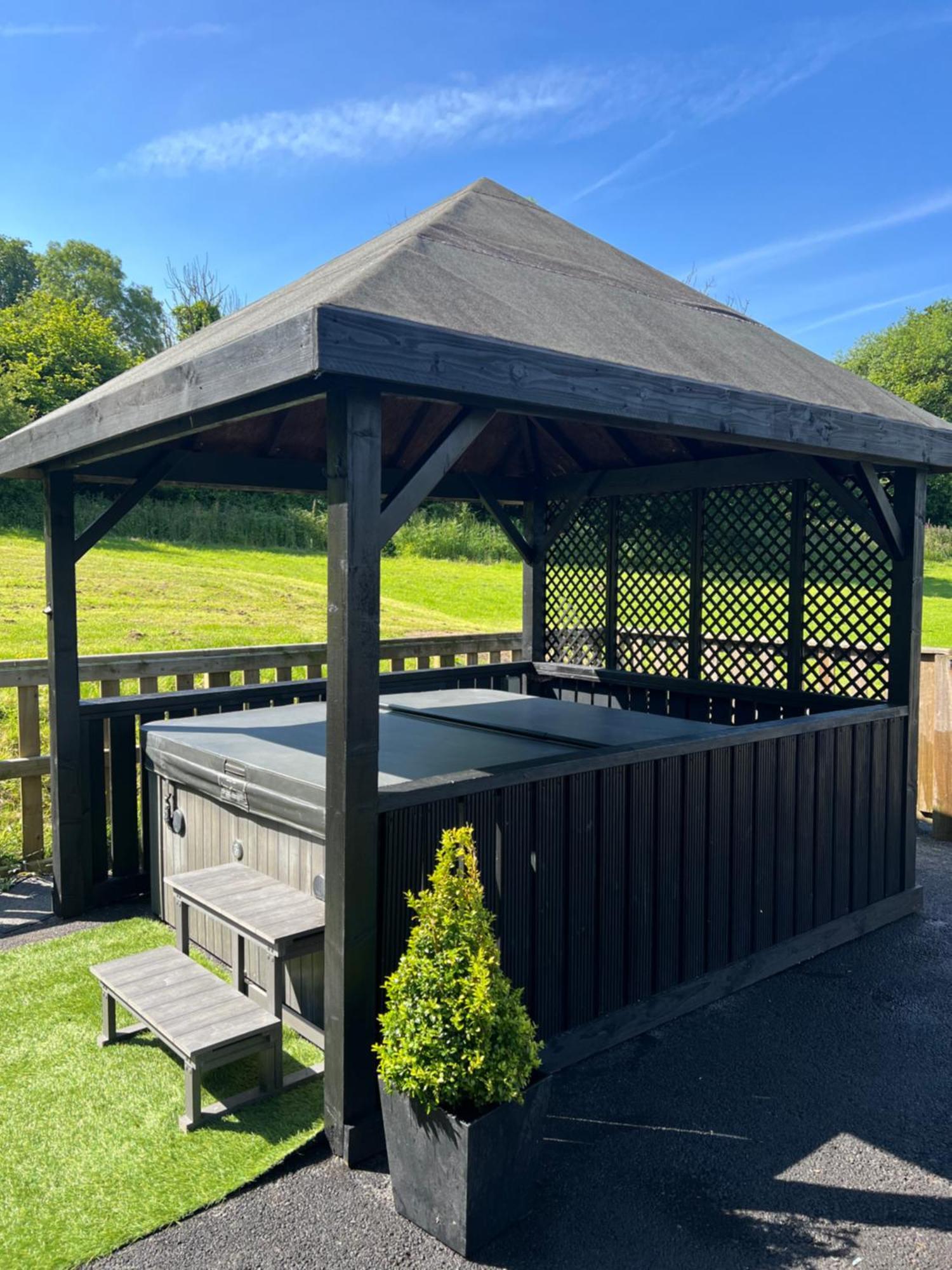 Kabin In The Woods Llandybie Ngoại thất bức ảnh