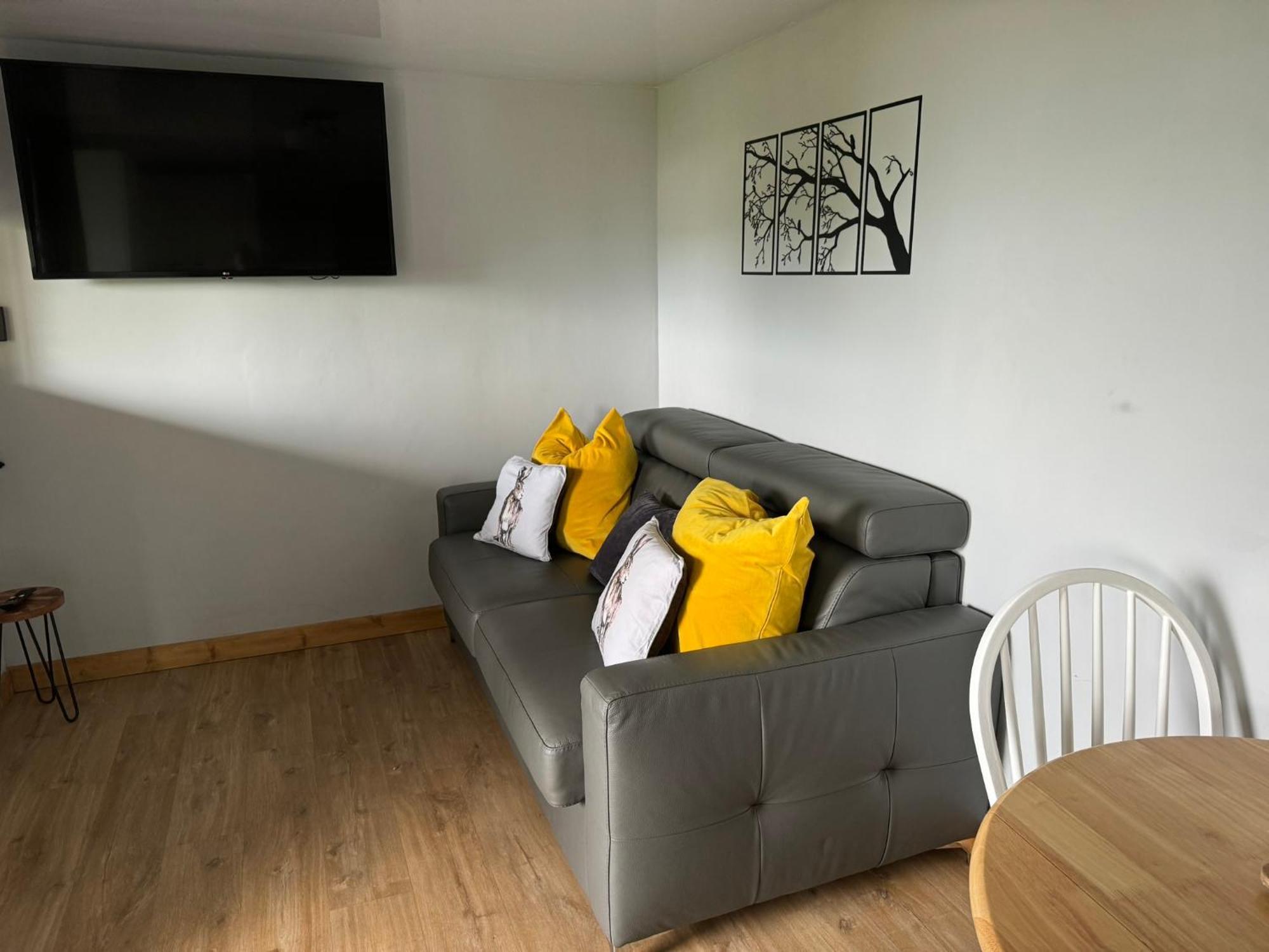 Kabin In The Woods Llandybie Ngoại thất bức ảnh